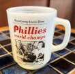 画像1: 【Fire King】【ファイヤーキング】ビンテージ【Anchor Hocking】アンカーホッキング【MLB】Philies world champ フィラデルフィアフィーリーズ【プリントマグカップ】  (1)