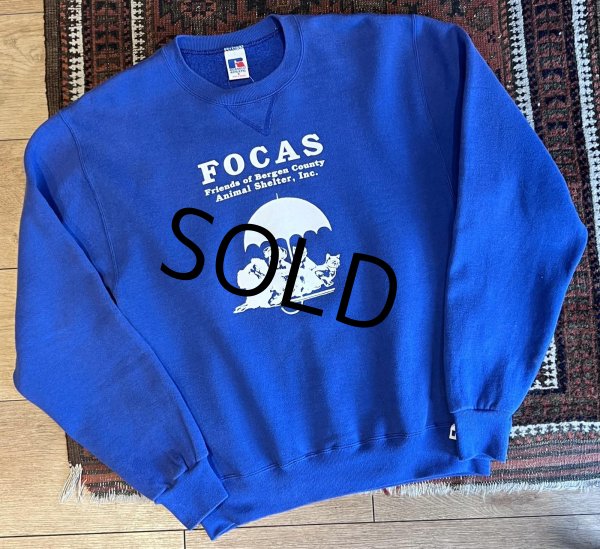 画像1: 90's~ 【ビンテージ】【RUSSELL】ラッセル 【青】ブルー【FOCAS】傘と動物【クルーネック】前V スウェット【サイズS】  (1)