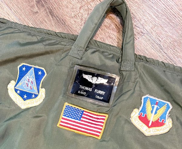画像4: 程度良好!! 70's【ビンテージ】【米軍実物】【USAF】FURRY ワッペン付き【ヘルメットバッグ】  (4)