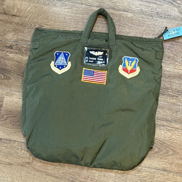 画像1: 程度良好!! 70's【ビンテージ】【米軍実物】【USAF】FURRY ワッペン付き【ヘルメットバッグ】  (1)