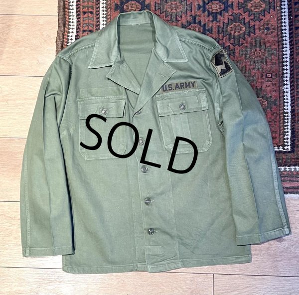 画像1: 【60's】【米軍実物】【ビンテージ】【U.S.ARMY】【OG107】ワッペン付き【ユーティリティシャツ】【サイズS程度】  (1)