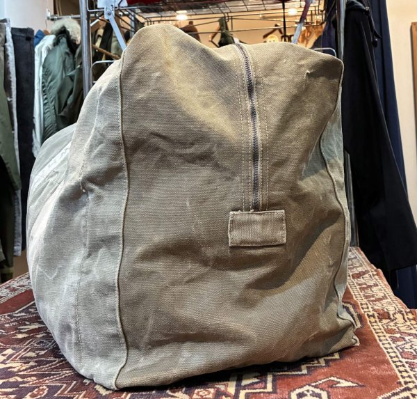 画像4: 40's〜【WW2】【ビンテージ】【米軍実物】【U.S.NAVY】ステンシル入り【パラシュートバッグ】  (4)