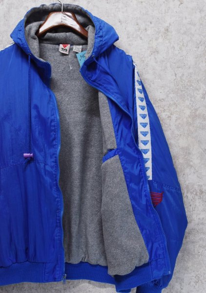 画像3: 【ビンテージ】【TYR】ティア【青ナイロン×裏フリース】【袖ロゴ入り】パーカー【サイズXL】   (3)
