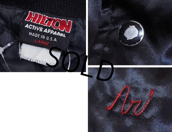 画像2: 90's【USA製】【ビンテージ】ヒルトン【HILTON】【黒】CHARACTERS【中綿入り】【サテンブルゾン】Ｌ  (2)