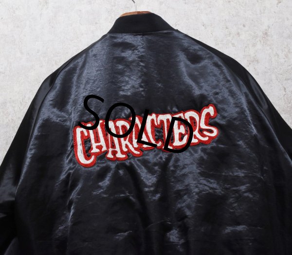 画像4: 90's【USA製】【ビンテージ】ヒルトン【HILTON】【黒】CHARACTERS【中綿入り】【サテンブルゾン】Ｌ  (4)