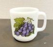 画像1: ビンテージ 【グラスベイク】Glasbake フルーツマグ【ブドウ】グレープ【ミルクガラス】マグカップ  (1)