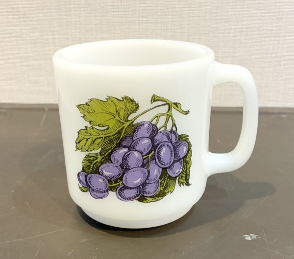 画像1: ビンテージ 【グラスベイク】Glasbake フルーツマグ【ブドウ】グレープ【ミルクガラス】マグカップ  (1)