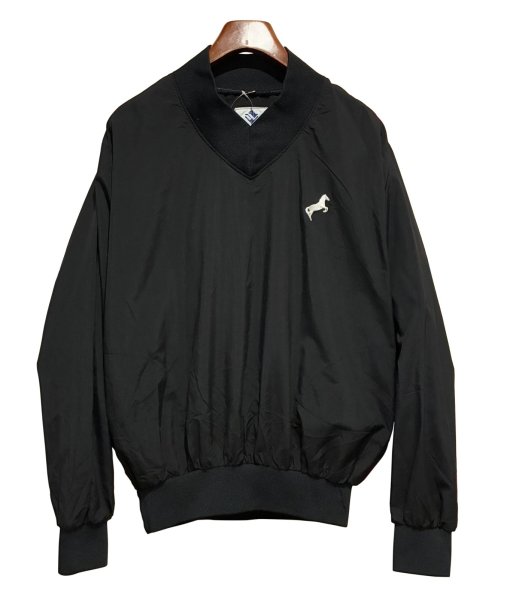画像1: USA製【ビンテージ】WINDLESS【左胸白馬刺繍】黒【Vネックナイロンプルオーバー】【サイズL程度】   (1)