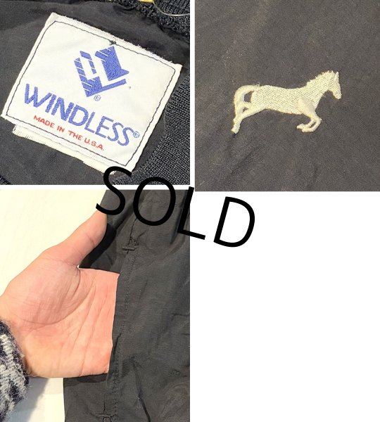 画像2: USA製【ビンテージ】WINDLESS【左胸白馬刺繍】黒【Vネックナイロンプルオーバー】【サイズL程度】   (2)