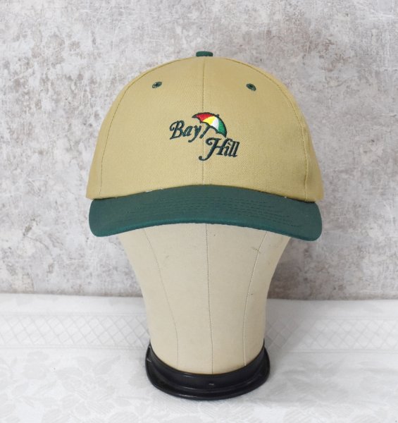 画像1: ほぼ未使用!! 90's~【USA製】【BYATEXAS】【ビンテージ】【Bay Hill】刺繍【ベージュ×ツバ緑】傘【BBキャップ】【ベースボールキャップ】サイズフリー  (1)