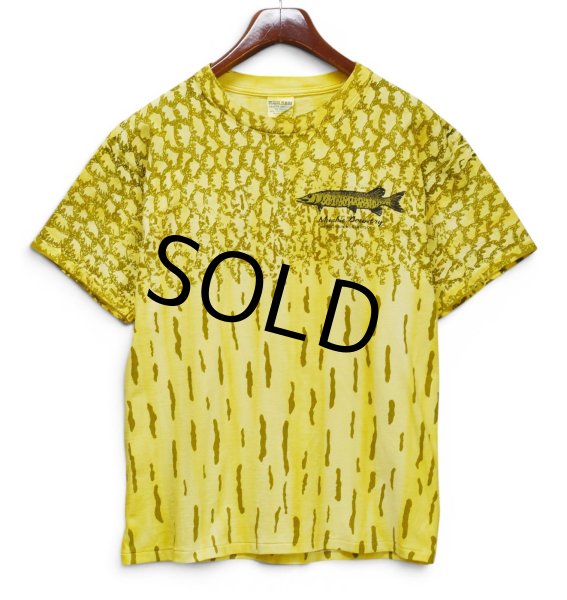 画像2: 【90's】【ビンテージ】【USA製】【GILDAN】黄色タイダイ【HEAVY WEIGHT】魚　ウロコ 総柄Tシャツ【Muskie Country】【Tシャツ】【魚】【総柄】【サイズL】 (2)